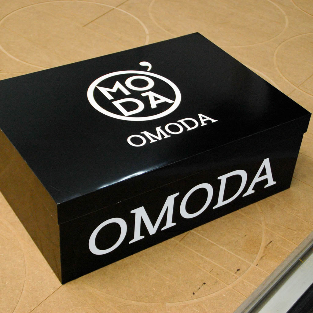 Doos van hout met logo voor rtv productie