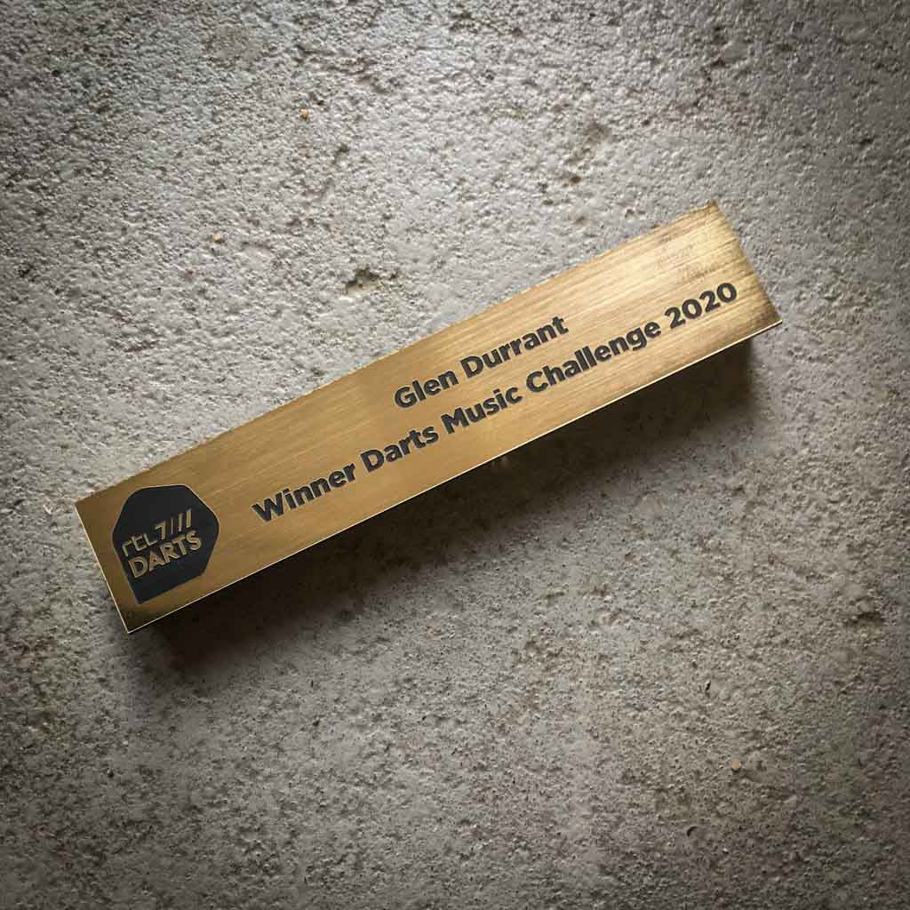 Gouden plaquette met logo – gepersonaliseerd relatiegeschenk