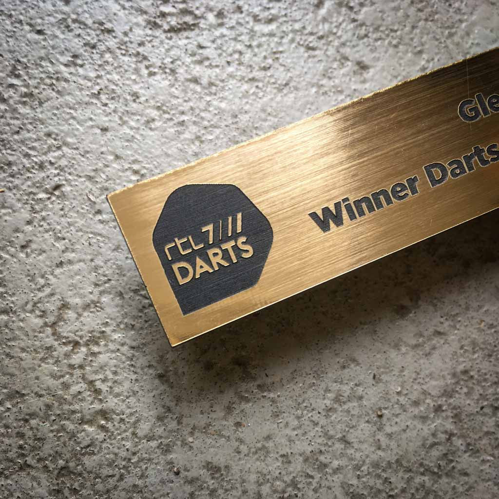 Gouden plaquette met logo – gepersonaliseerd relatiegeschenk