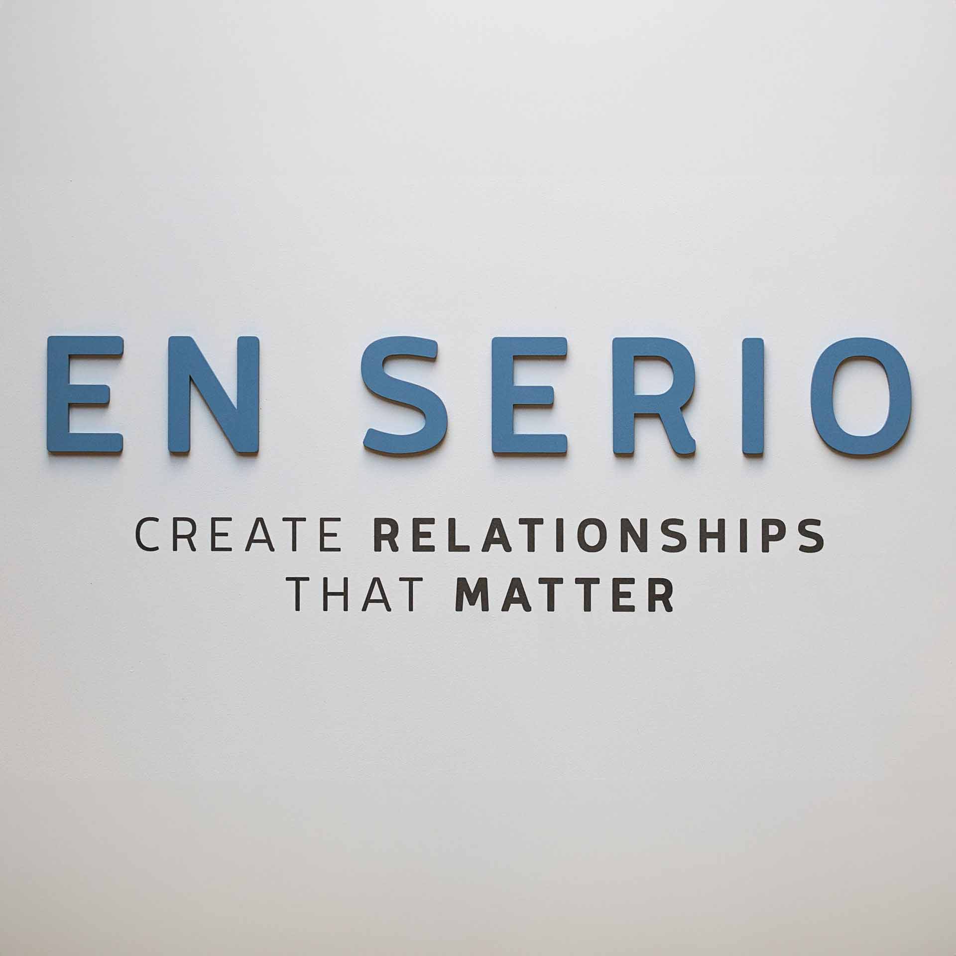 Logo de lettre sur une planche en bois blanche